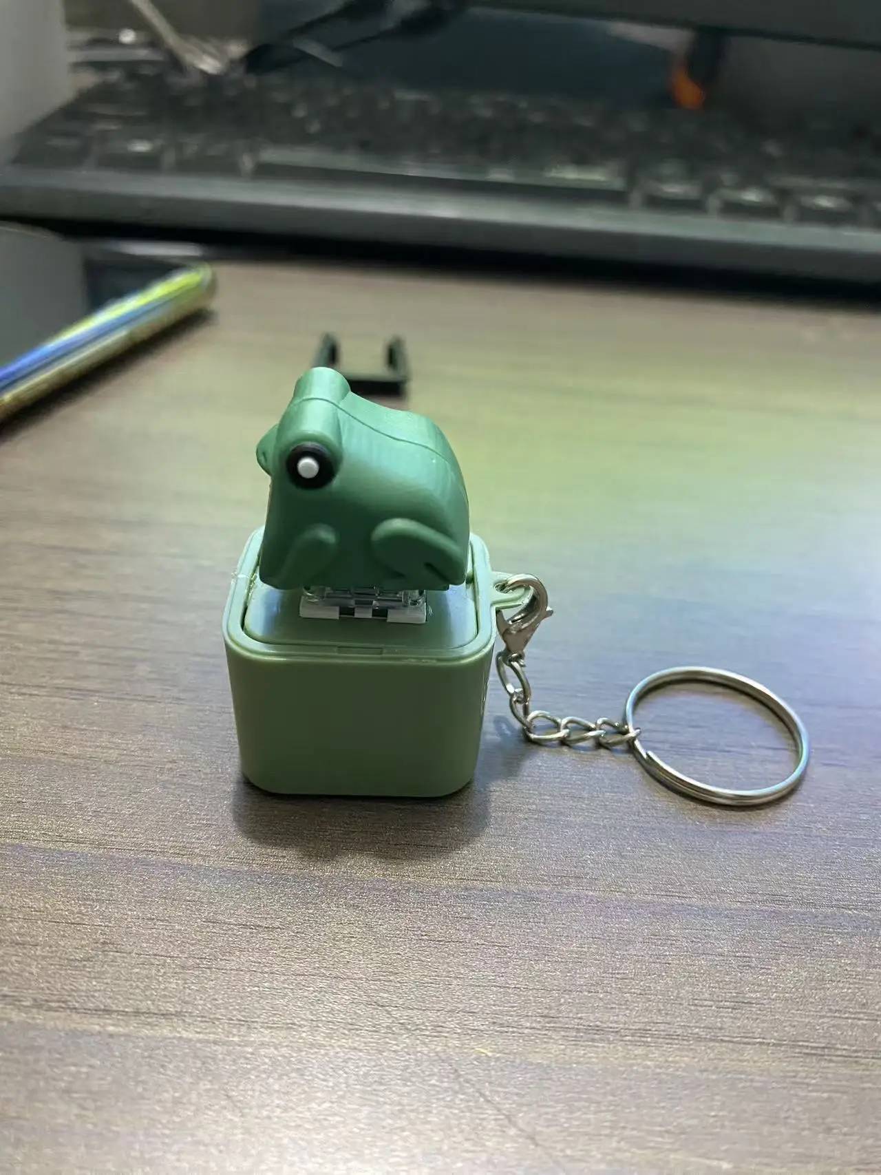 Wiederaufladbares Quetsch-Stressabbau-Spielzeug, niedlicher Frosch-Schlüsselanhänger mit Sound, tragbares Entspannungsartikel-Geschenk für Freunde – Detail 8