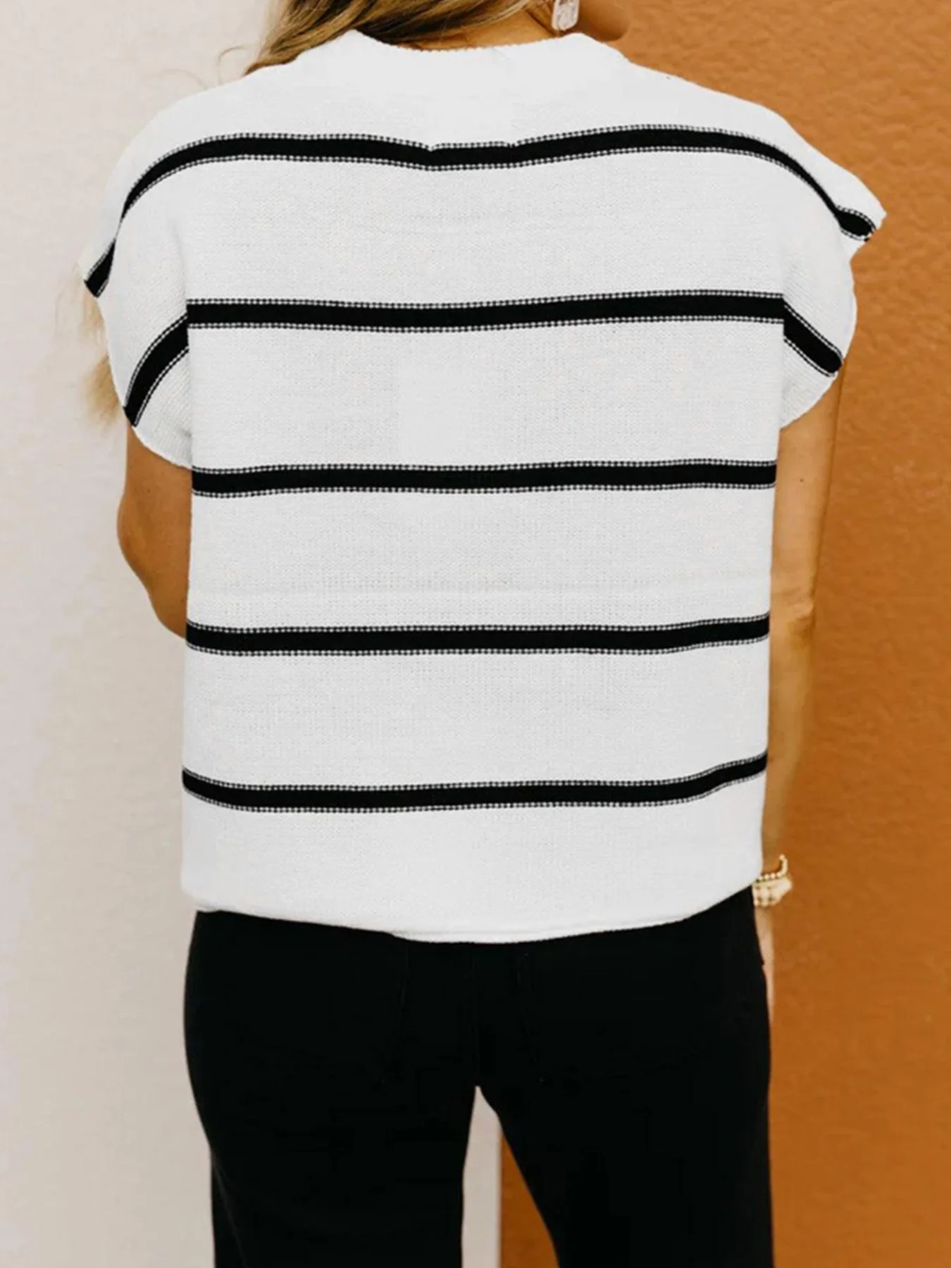 Directional development of round neck pullover sleeveless horizontal stripes in spring and summer