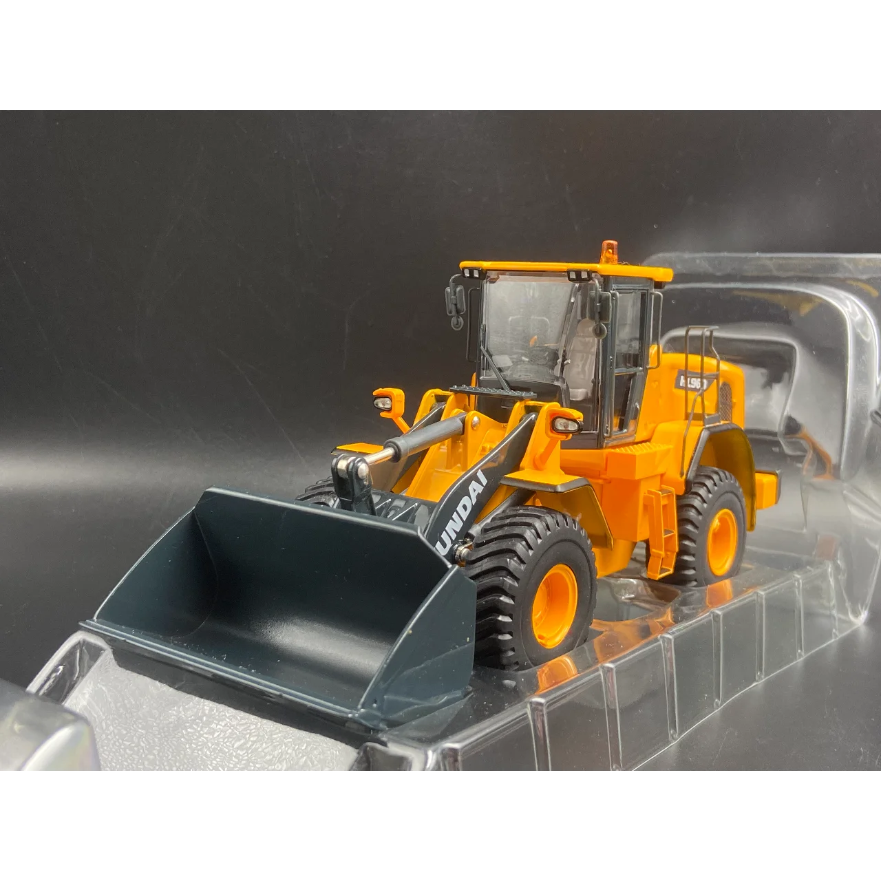 

Diecast 1:35 Scale HYUNDAI HL960 Loader Alloy Excavator Model Collectible Toy Gift Souvenir Display Ornament