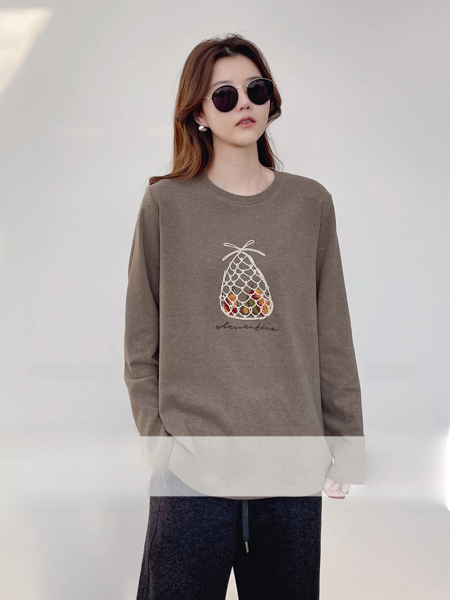 

Корейская модная футболка из длинного велюрового хлопка с экологичной окраской и вышивкой фруктов, свободного кроя, с круглым вырезом, для женщин