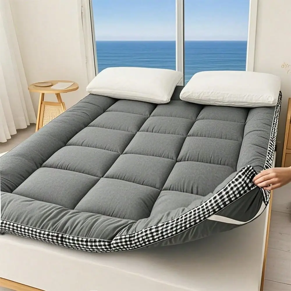 

Толстый стеганый наматрасник: мягкий, теплый, дышащий, с наполнителем из волокон, не водонепроницаемый, из тканого материала. Доступен во всех размерах.