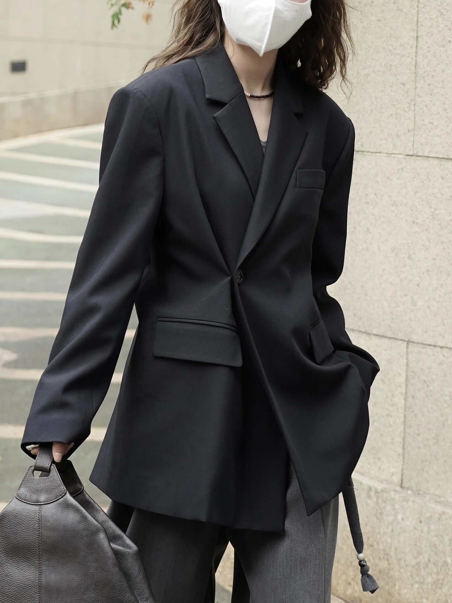 تصميم عصري على الطراز الكوري الجديد للشتاء مع فتحة مائلة وفتحة خلفية، بدلة فضفاضة مناسبة، سترة تنحيف للنساء