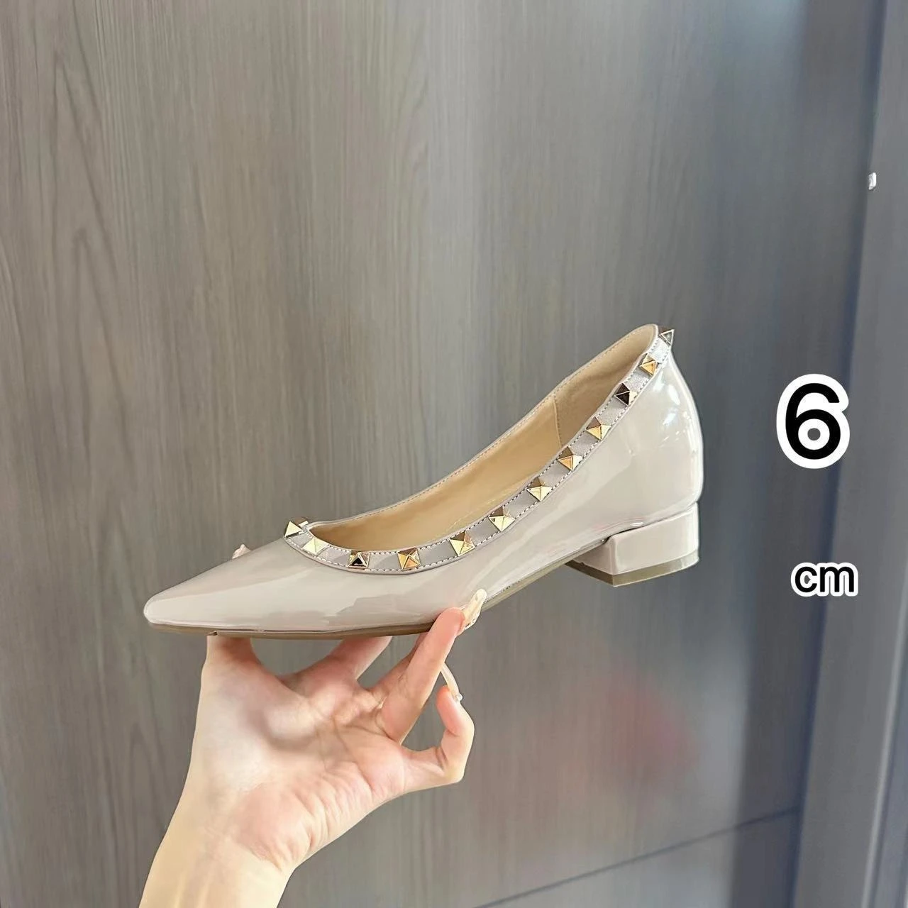 

Женские серые туфли телесного цвета из мягкой лакированной кожи с острым носком на блочном каблуке 6 см, модные классические элегантные туфли на скрытом каблуке с золотыми заклепками