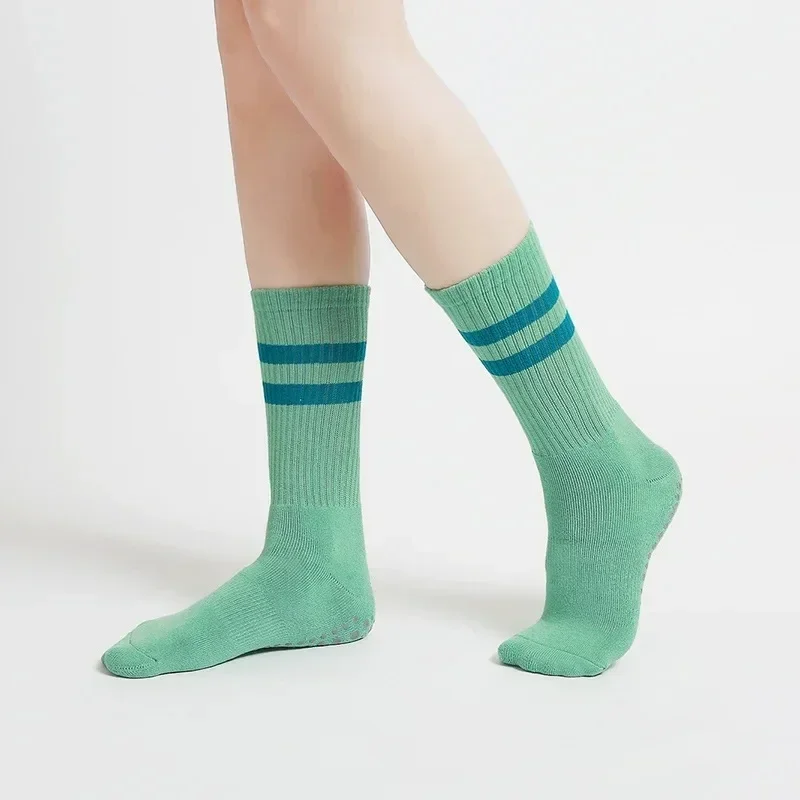Chaussettes mi-longues en coton pour femmes, couleurs épissées, chaussettes de sport coordonnantes, chaussettes de yoga hautes, printemps et automne, 2 paires