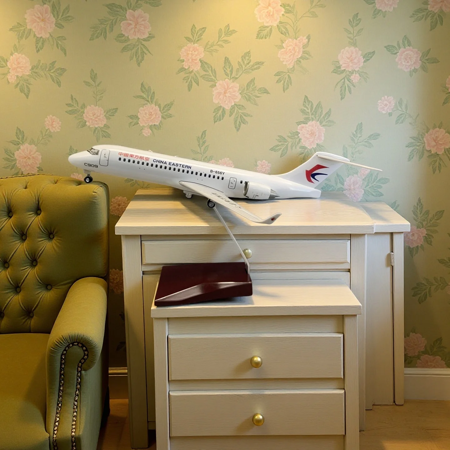 

1:100 Scale Airplane Model 34cm China Eastern C909 Model Plane building kit Diecast Resin With LED For Business Decoration Gift