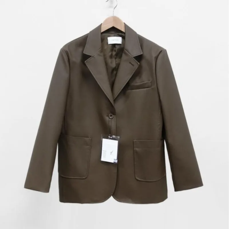 Długi płaszcz ze skóry PU z luźnym krojem i kołnierzem garniturowym, modna odzież wierzchnia dla młodych kobiet na sezon jesienny.