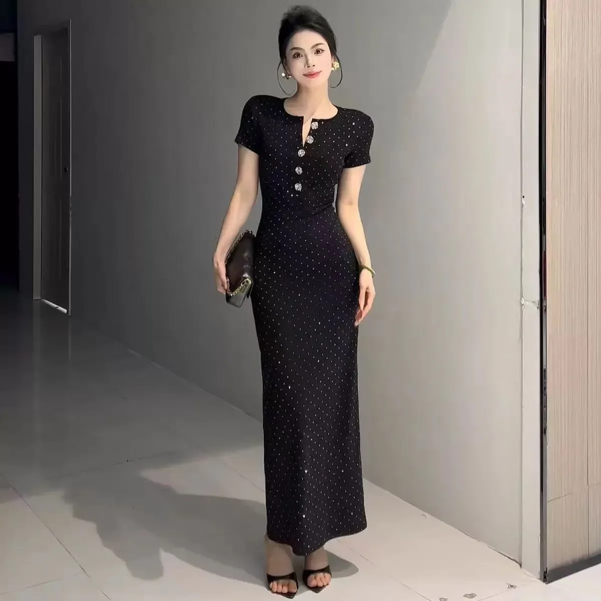 Elegante damesjurk met stippenpatroon en knoopontwerp aan de voorkant voor gelegenheden in de lente en herfst