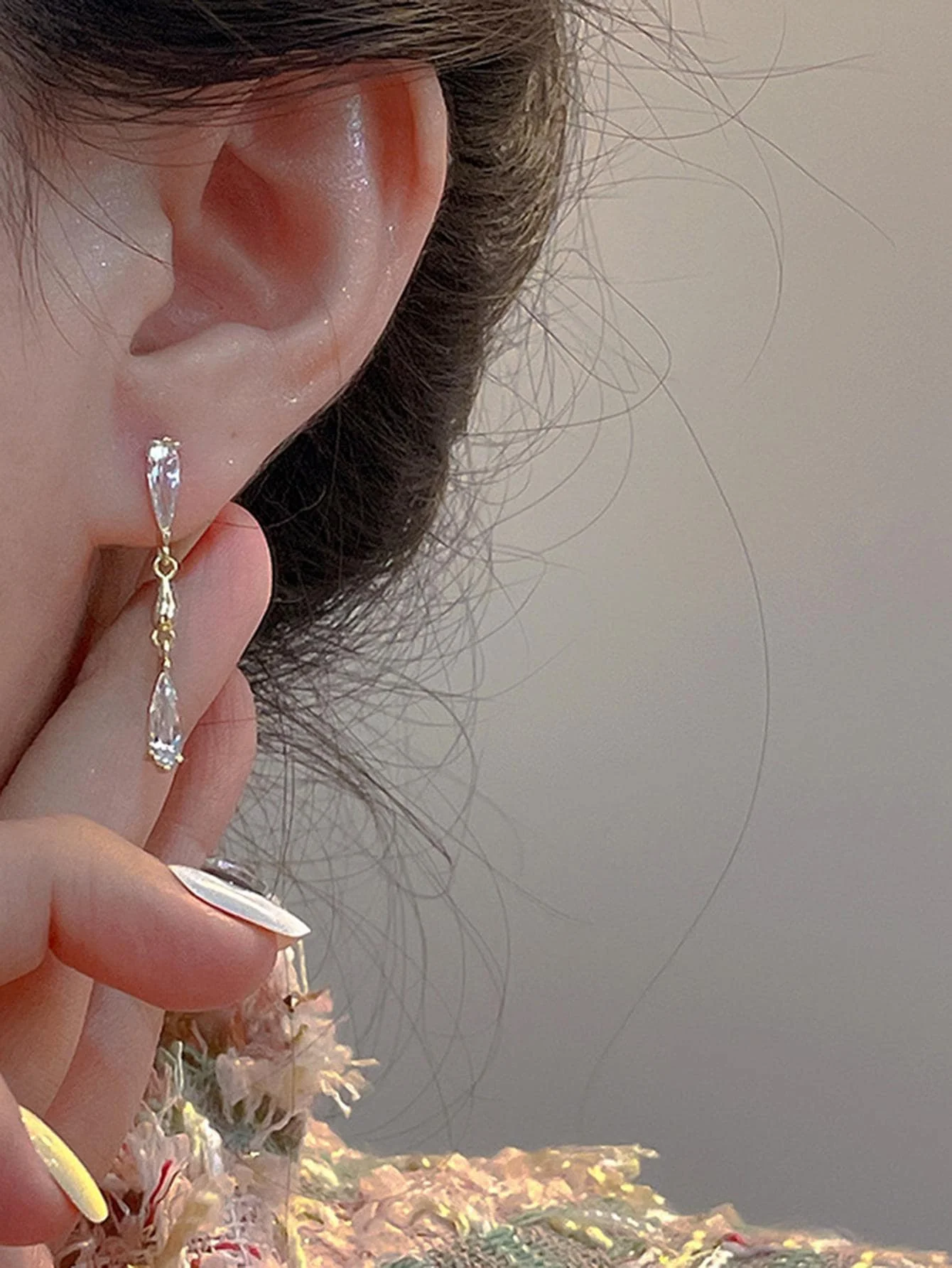 

Элегантные серьги-подвески с кубическим цирконием в форме капли, золотистого цвета.