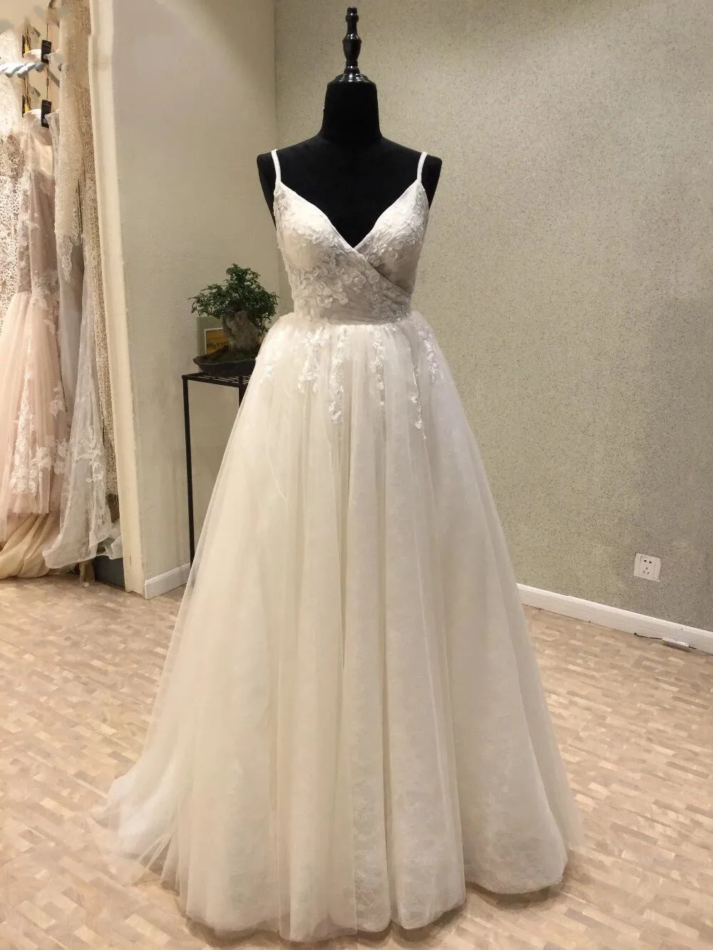 

New Long Wedding Dress 2022 V-neck Spaghetti Strap A-Line Appliques Tulle Elegant Bridal Gowns robe de mariee