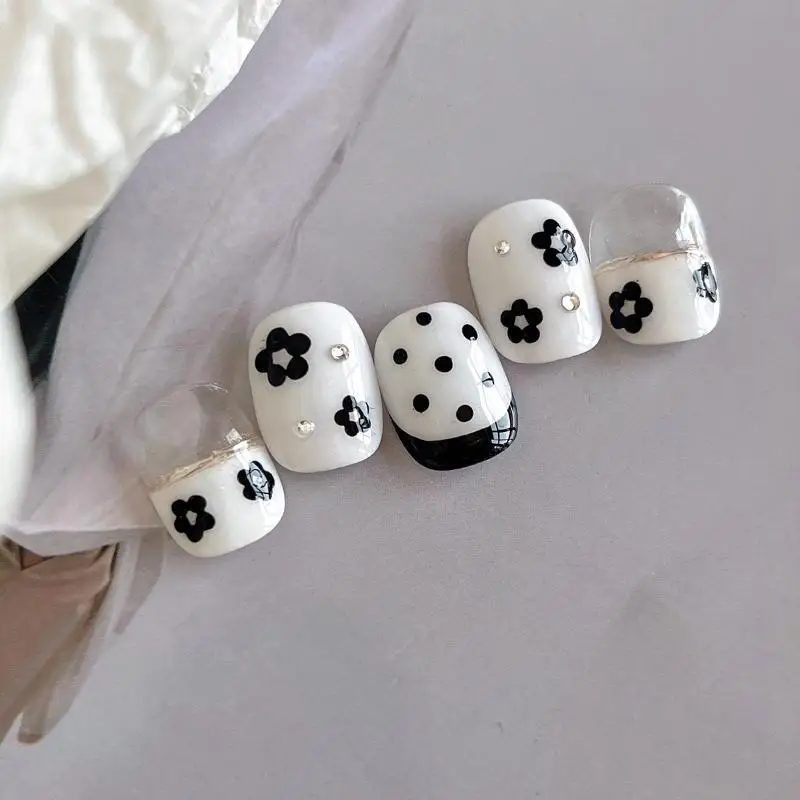 Stylo à points pour nail art 4 en 1, outil de pointage de style stylo à bille avec 4 embouts interchangeables pour des designs d'ongles détaillés