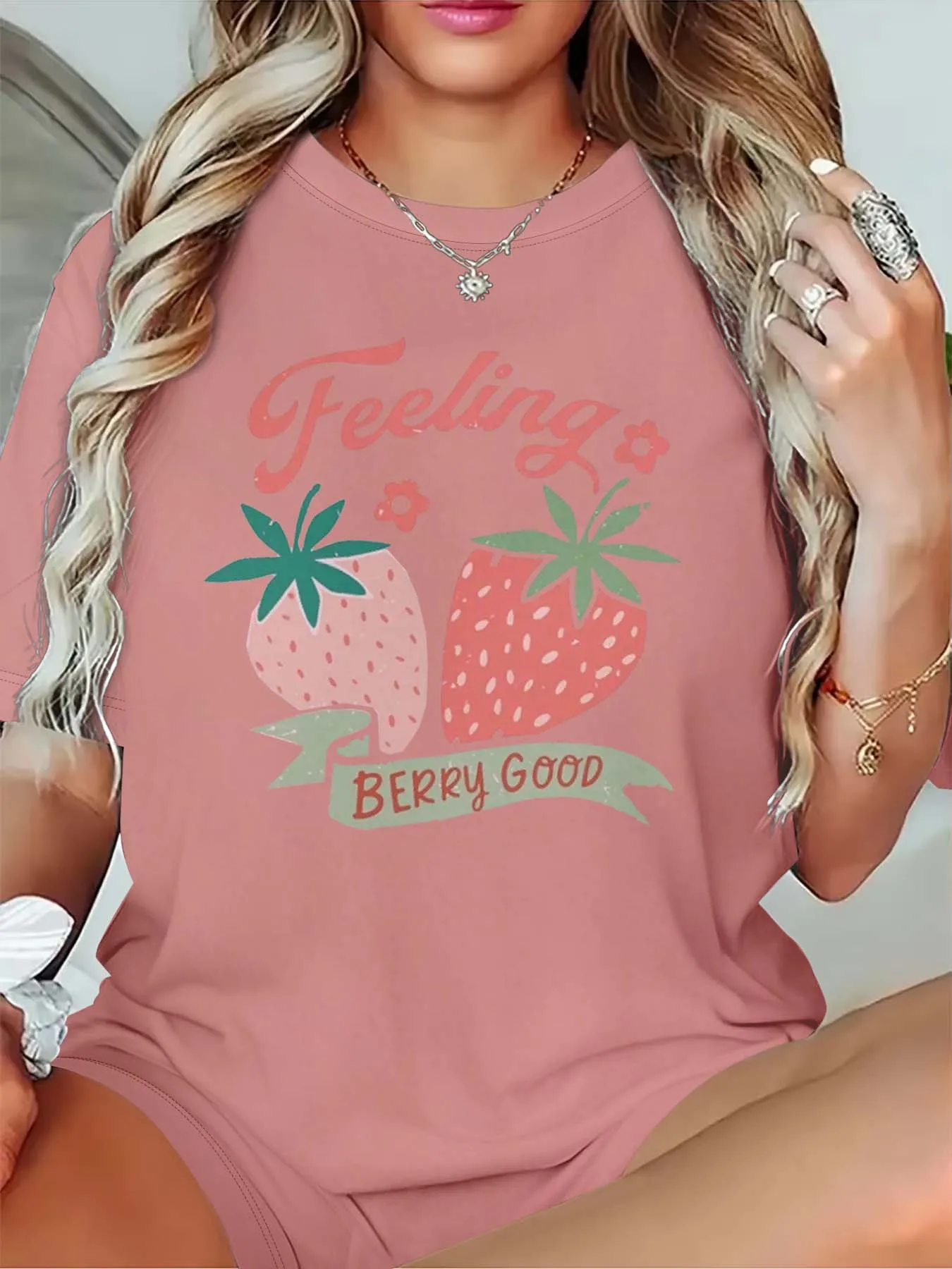 Plus Size Feeling Berry Good Strawberry Themed T-shirt voor vrouwen die zoete en stijlvolle vibes omarmen
