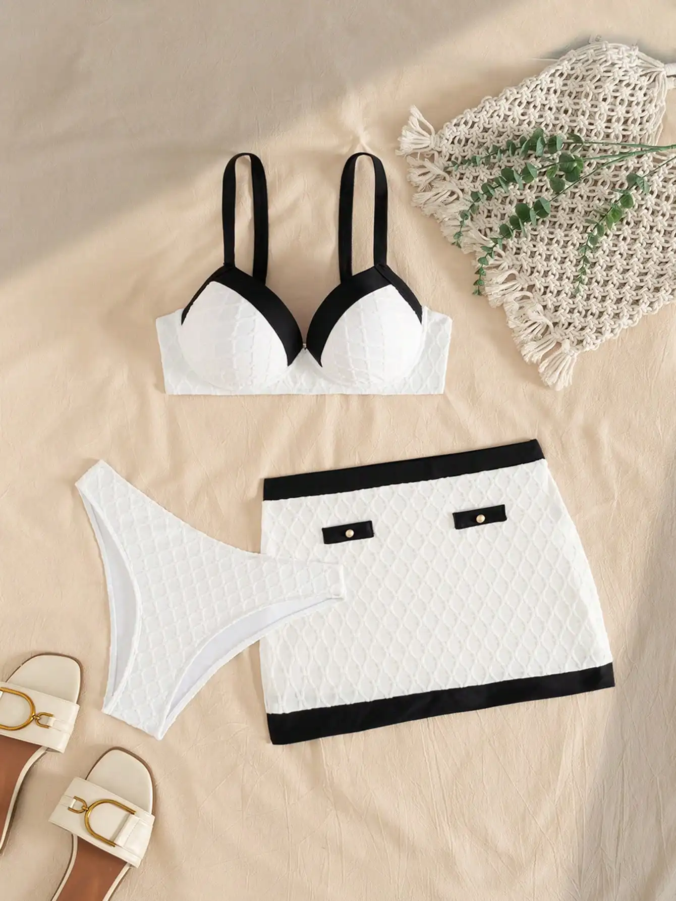 

Бело-черный стеганый комплект для плавания из 3 предметов: топ с формованными чашечками и эффектом пуш-ап, шорты с высокой талией и мини-юбка.