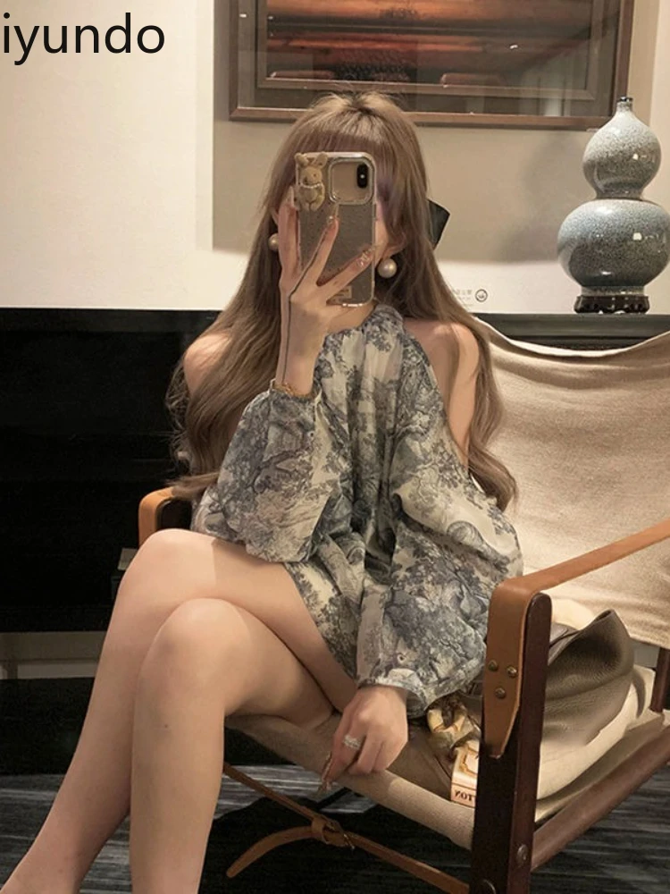 Blouse met vintage inktwasprint Losvallende off-shoulder zomertop met artistiek ontwerp Elegant veelzijdig zoet en pittig flair