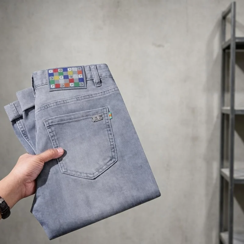 

Мужские светло-серые джинсы из выстиранного денима, прямого кроя, с цветными клетчатыми кожаными вставками, удобные повседневные брюки