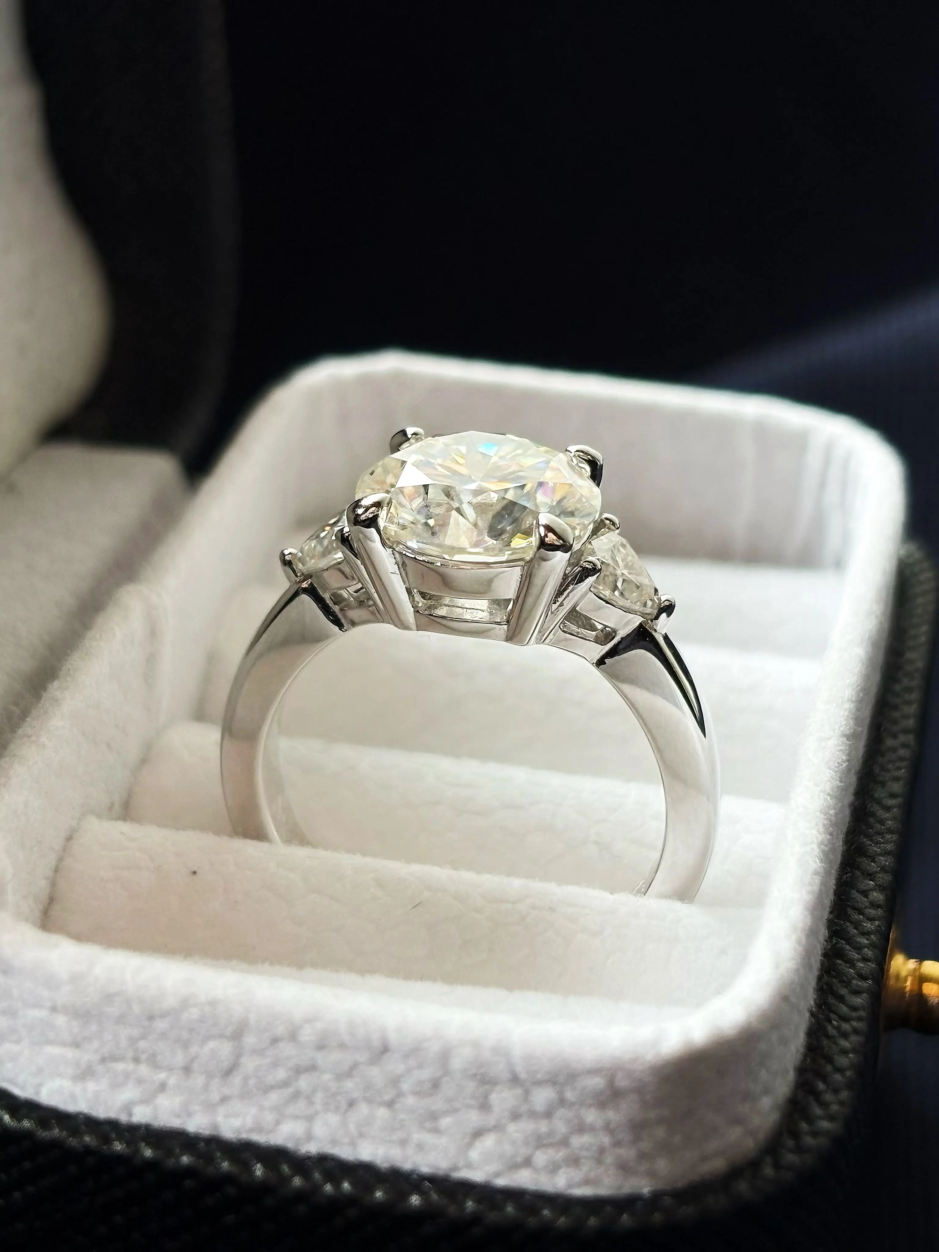 Onnelik 4.6cttw 라운드 모이사나이트 다이아몬드 반지 여성용 S925 스털링 실버 약혼 웨딩 파티 반짝이는 고급 보석