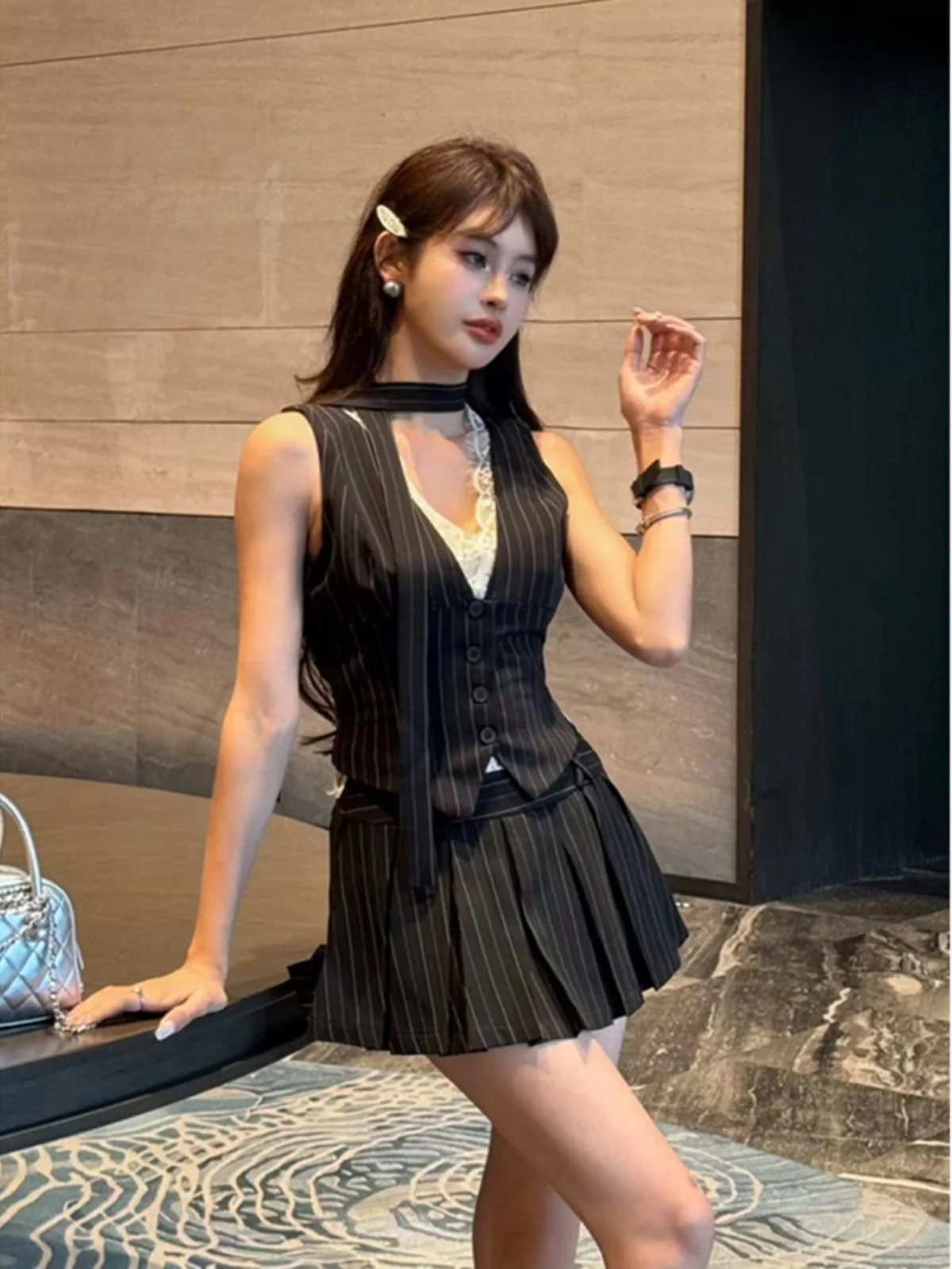 ファッショナブルな夏の服装、セクシーなレースのクロップトップとプリーツミニスカートのツーピースセット、8歳から25歳の若い女性向けのトレンディな組み合わせ
