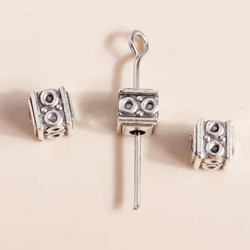 Leslie, 50 Stück, 5 mm, silberfarbene, kleine, quadratische Abstandshalter-Perlen zum Basteln von Schmuck, für DIY-Armbänder und Halsketten. – Detail 2
