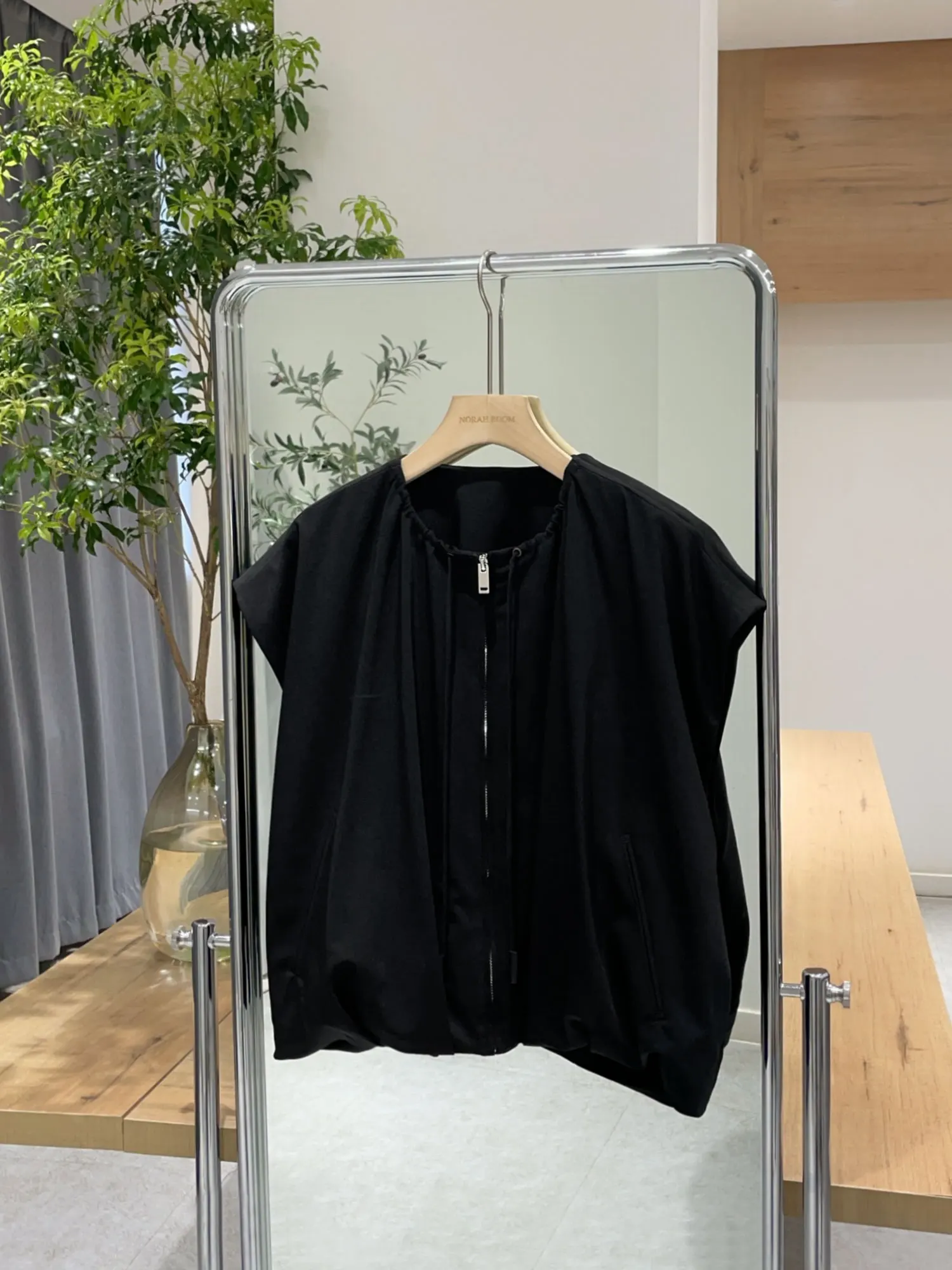

Nok Xiaola Authentic 2026 Spring Summer round Neck Pleated Casual Vest High End Line Zipper Decorated Loose Fit Polyester Fiber