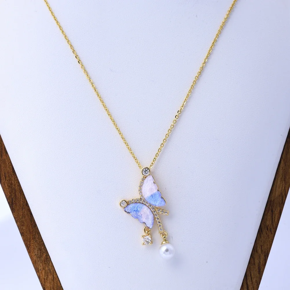 Collana con ciondolo a farfalla fantasia di lusso leggero ed elegante, decorazione di gioielli retrò da donna, accessorio semplice e versatile per l'autunno