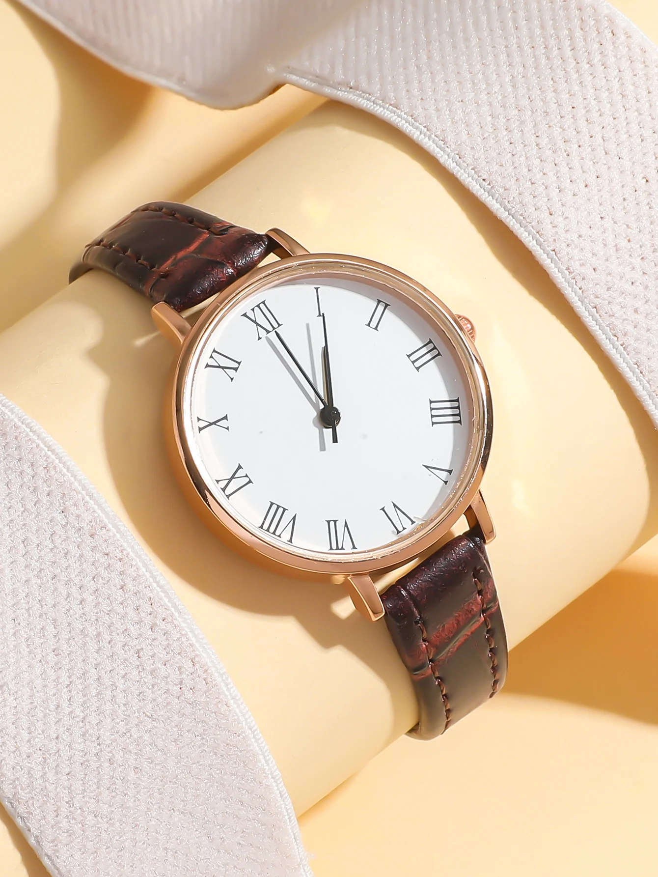 

Элегантные круглые женские часы с римскими цифрами - коричневый кожаный ремешок, корпус из розового золота, минималистичные классические часы для повседневной носки и офиса.