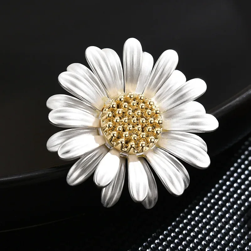 

Simple and Elegant Daisy Brooch Women's Anti-exposure Pin Clothing Accessories Collar Pin Gifts Flower Badges Ins Style