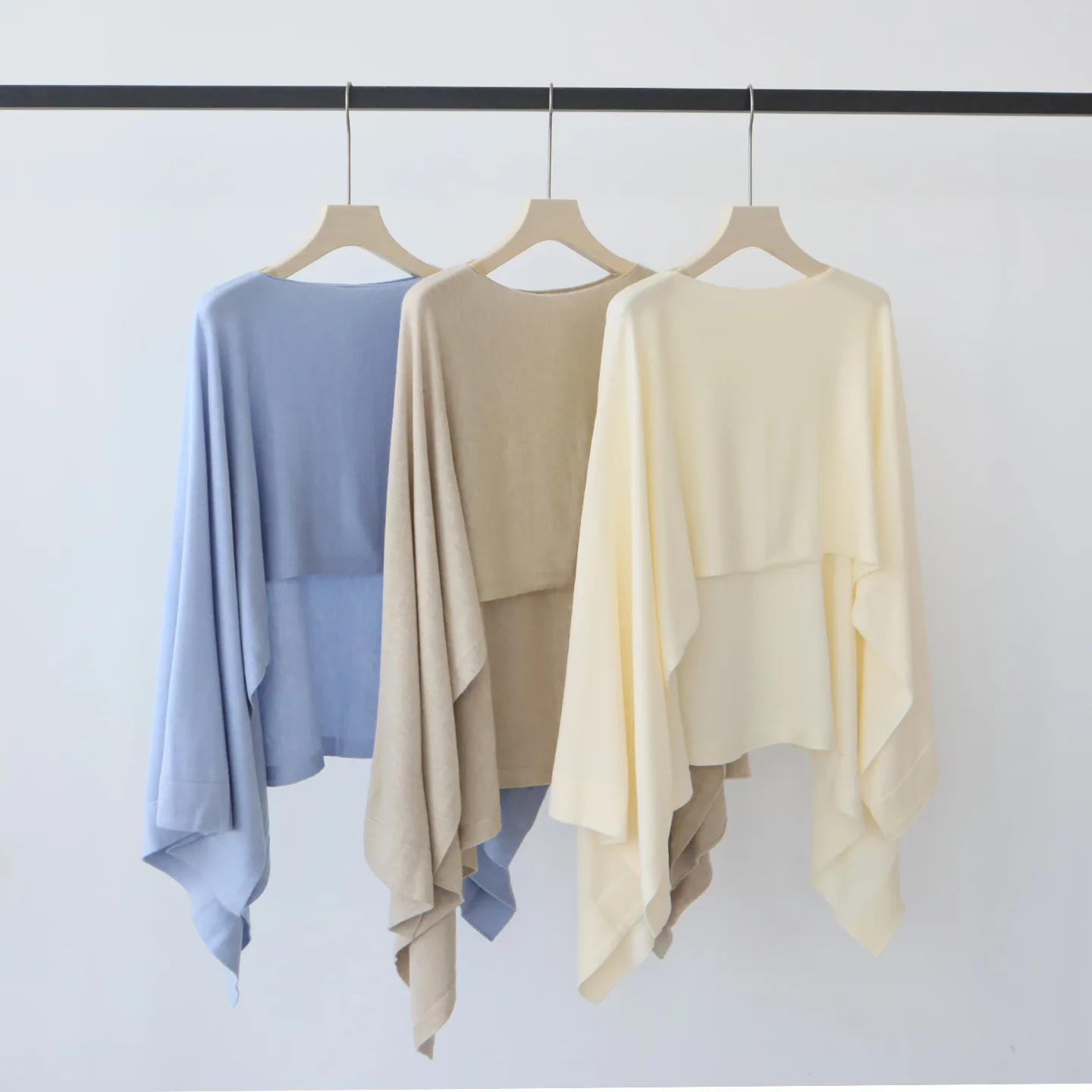 เสื้อสเวตเตอร์ไหมพรมผู้หญิง แขนยาว คอกลม ทรงหลวม ชายเสื้อสูงต่ำ สไตล์ลำลอง เหมาะสำหรับสาวออฟฟิศ  ฤดูใบไม้ร่วง 2025