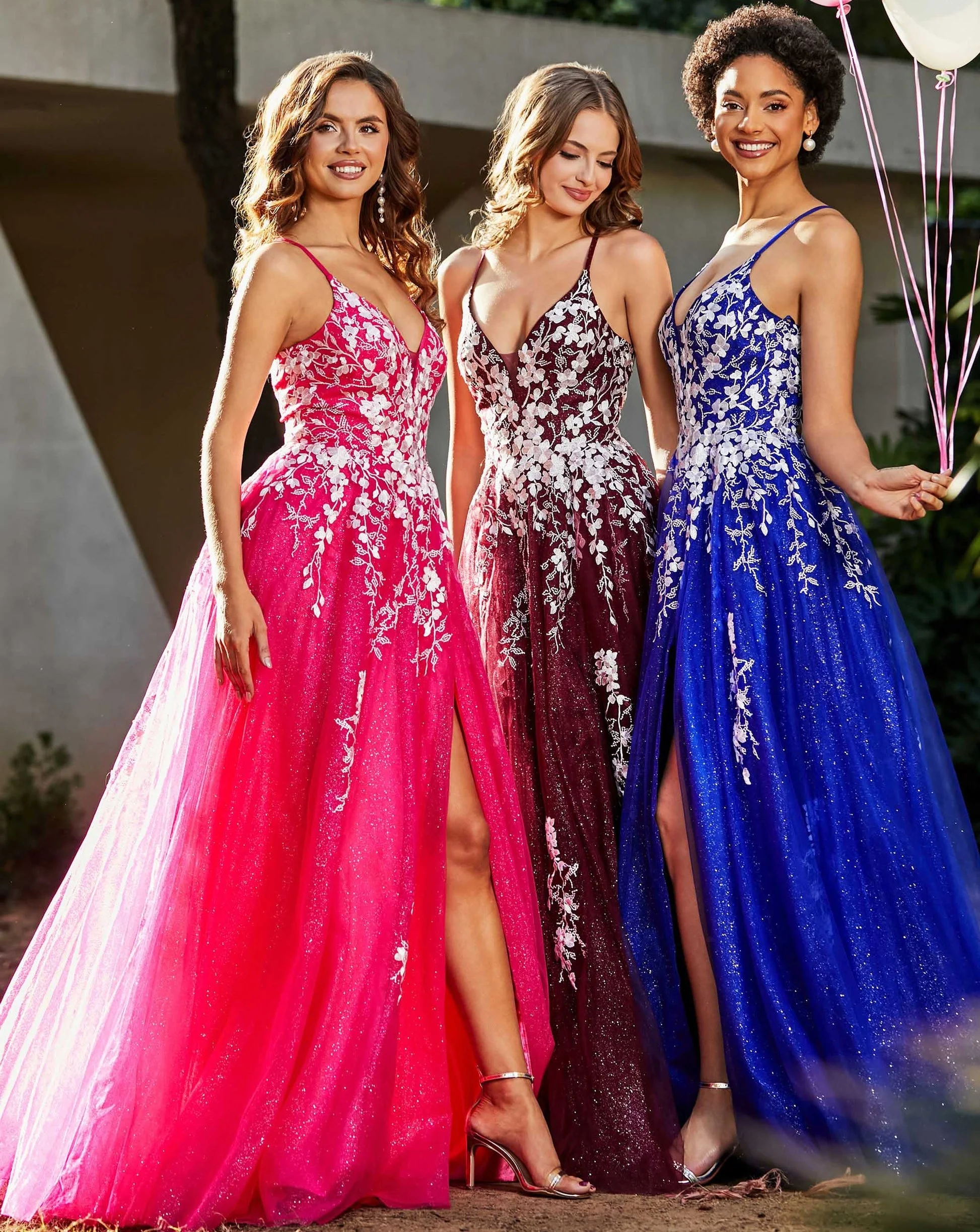 

Sparkly Tulle Spaghetti Straps Prom Dresses V-neck A-line High Split Backless Evening Gowns Elegant Appliques Graduation Dress