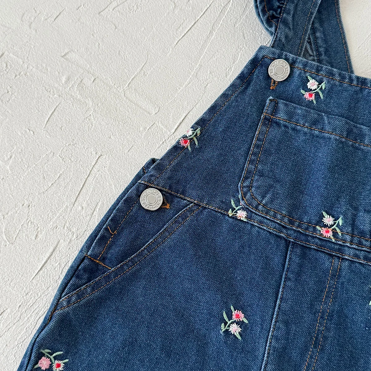 Blumenmuster-Blusenset mit Rüschenkragen für Babymädchen, 2-teiliges Outfit mit Jeans-Overall und Blumenstickerei für Kleinkinder – Detail 6