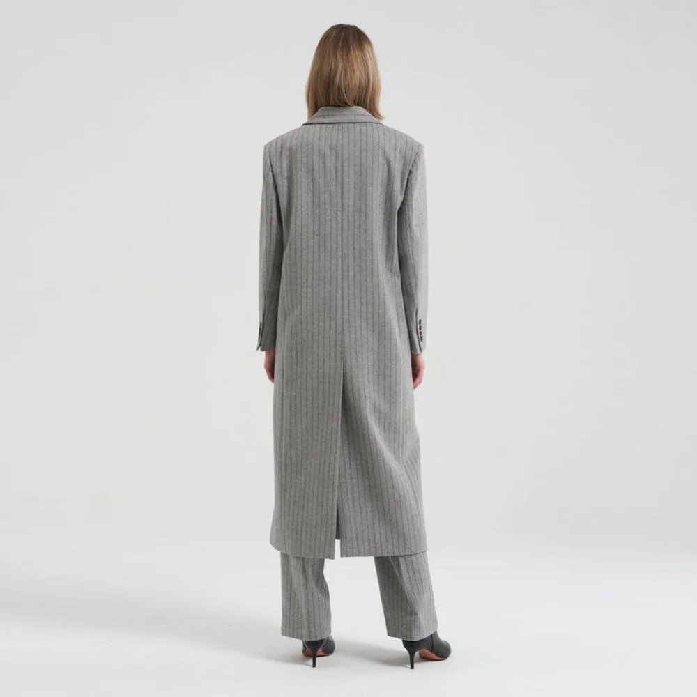 グレーのストライプ柄ツーピーススーツセット レディース ダブルブレスト ピークドラペル ロングジャケット パンツスーツ フォーマル オフィス 宴会 女性服