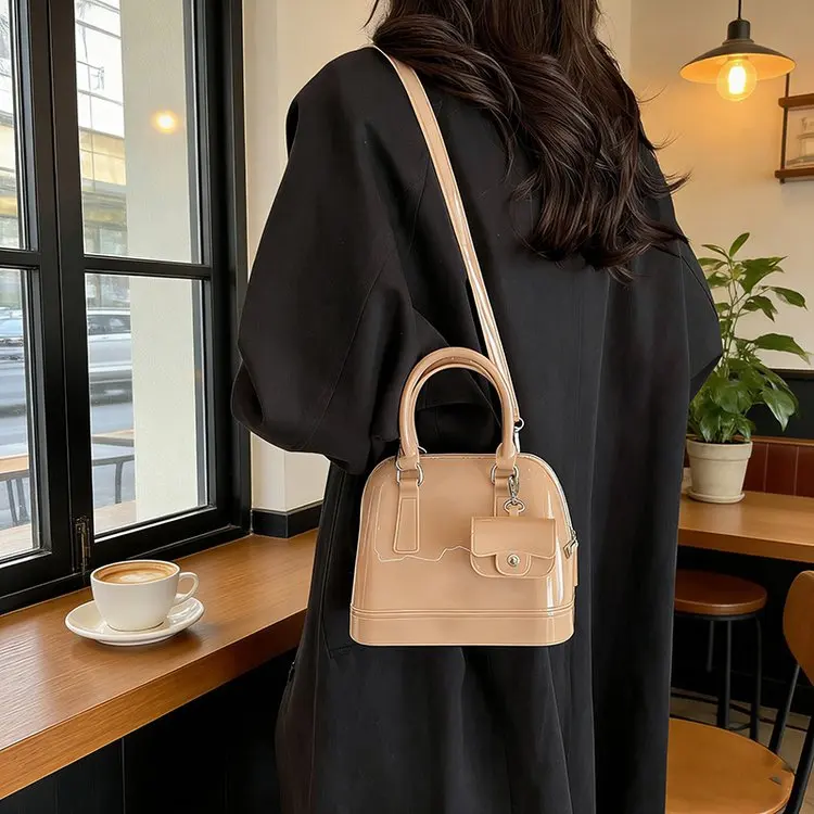 

Легкая роскошная универсальная женская сумка 2026: модный нишевый дизайн, высококачественная текстура, сумка через плечо/кроссбоди