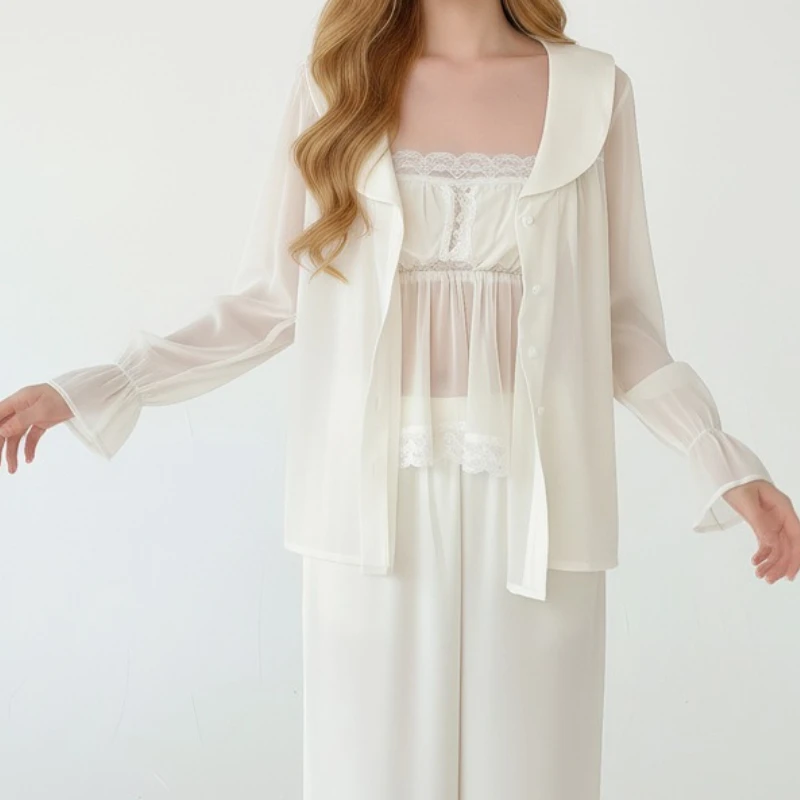 

Комплект из трех предметов: тонкие длинные брюки, домашняя одежда и топ на бретельках, можно носить на выход (2026, Франция)