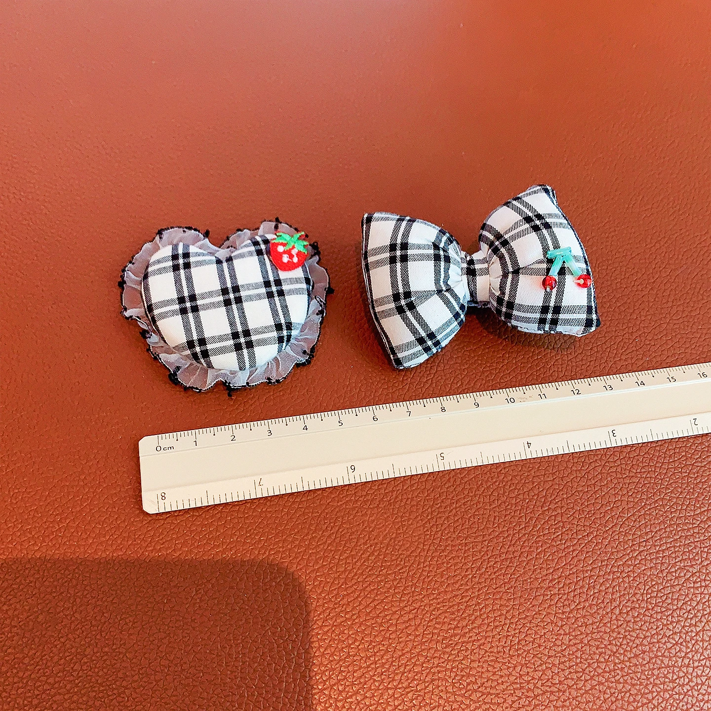 Niedliche Haarschmuck-Accessoires aus kariertem Stoff mit gepolsterter Herzschleife, passende Haarspangen & elastische Haargummis für Mädchen und Frauen. – Detail 7