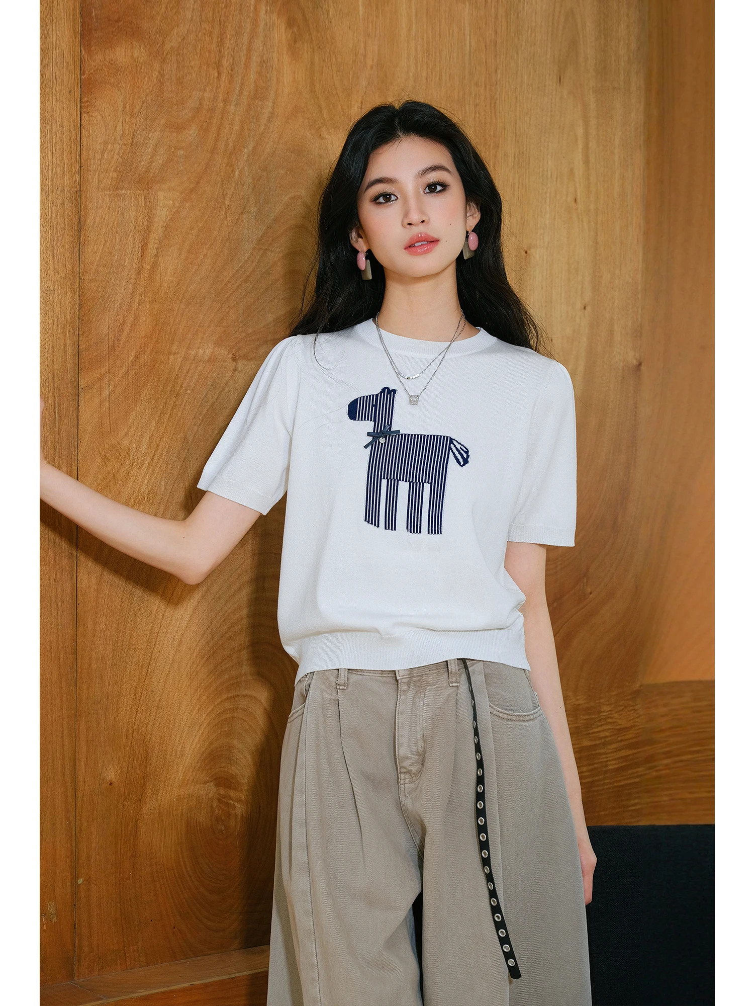 

MIUCO Белая двусторонняя вышитая вязаная футболка с коротким рукавом для женщин, новая весенняя модель с открытыми плечами, универсальная молодежная модель