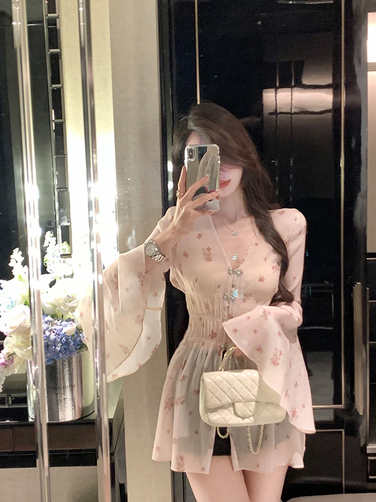 

Loose V-neck Floral Print Chiffon Shirt Women's Fashion Korean Style Bell Sleeve Long Sleeve Button up Top Summer Casual Wear