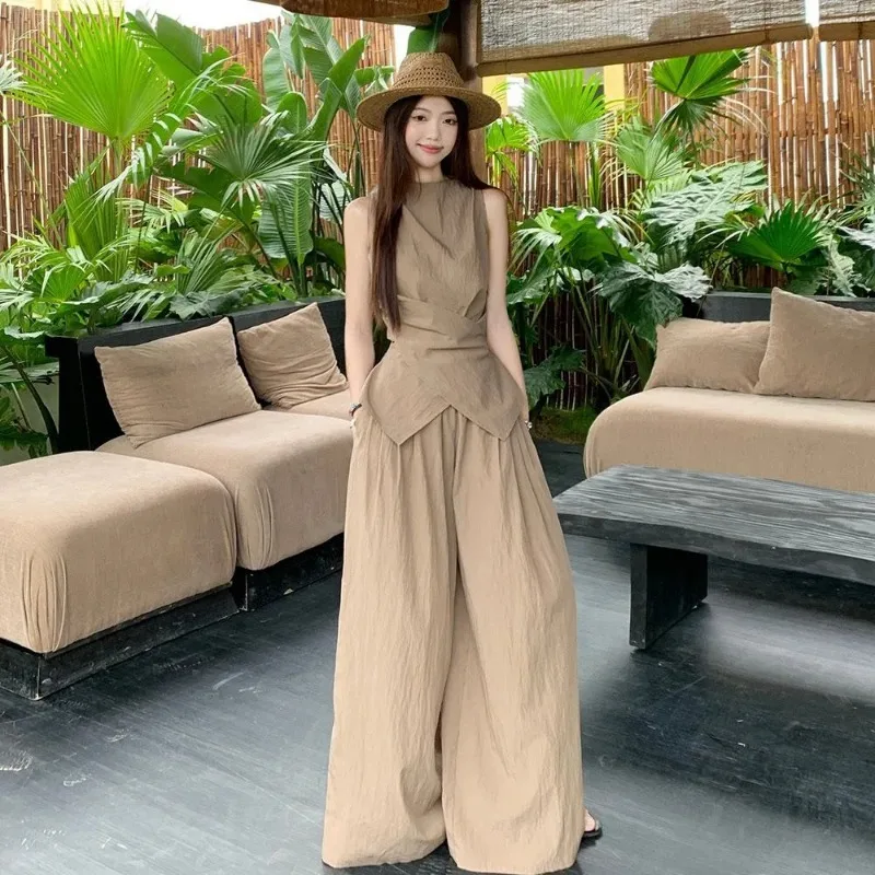 

Женский комплект: бежевый топ-накидка без рукавов и брюки с широкими штанинами