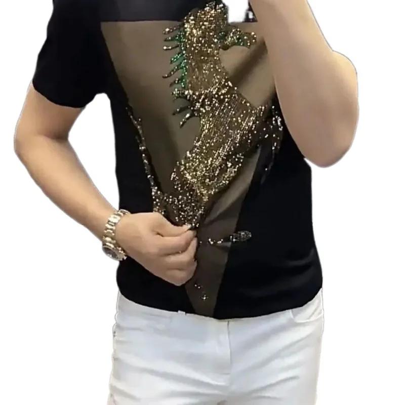 موضة جديدة الحصان الجرافيك الحفر ضوء فاخر قصير الأكمام تي شيرت الرجال Harajuku 2025 الصيف س الرقبة سليم تي شيرت بلايز الملابس