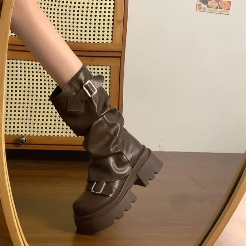 أحذية نسائية شتوية جديدة لعام 2025 أحذية كلاسيكية ذات لون مالارد منصة مكتنزة لزيادة الارتفاع بإبزيم معدني متعدد الاستخدامات أحذية منتصف الساق
