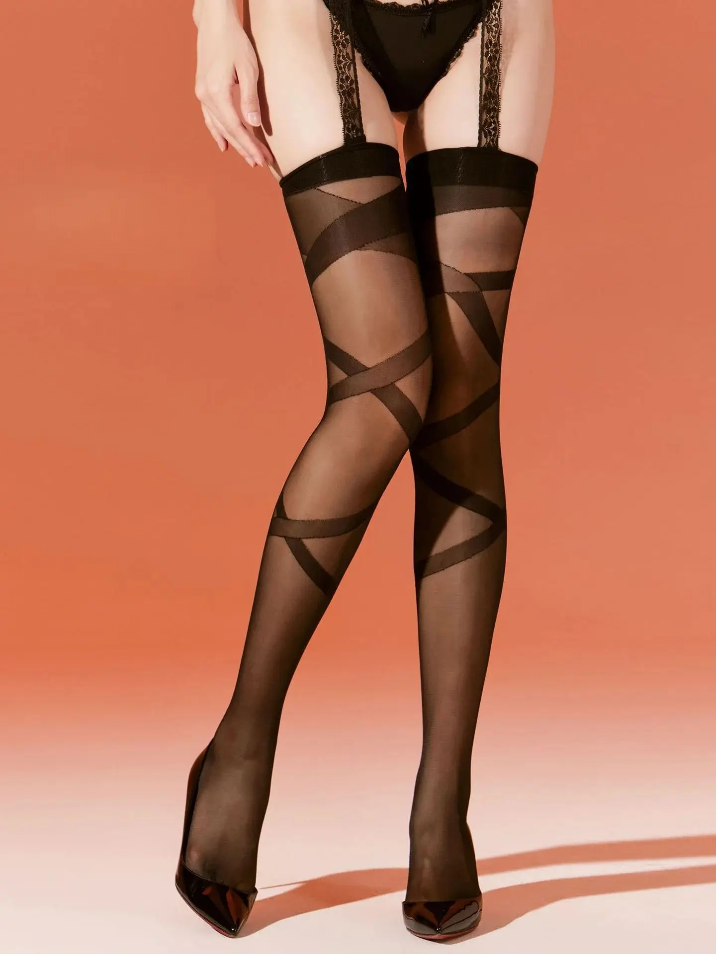 

Черные сексуальные чулки с перекрестными ремешками, придающие чистый эротический шарм. Тонкие черные чулки с черными повязками и кружевом до колен.