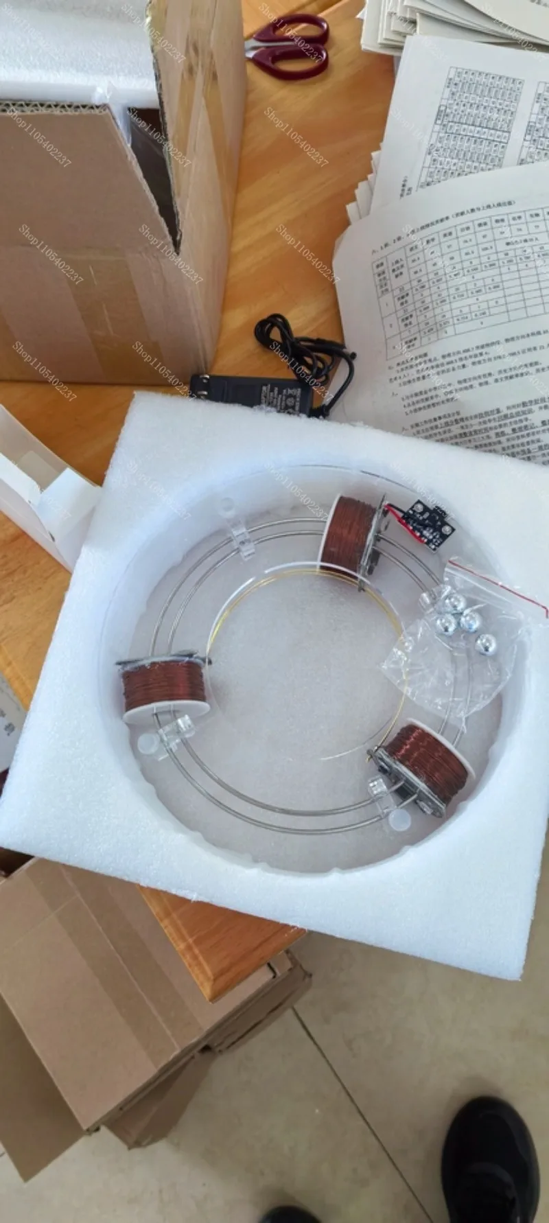 Electromagnetic cyclotron, circular accelerator, scientific experimental equipment, novel and unique physics teaching aid model