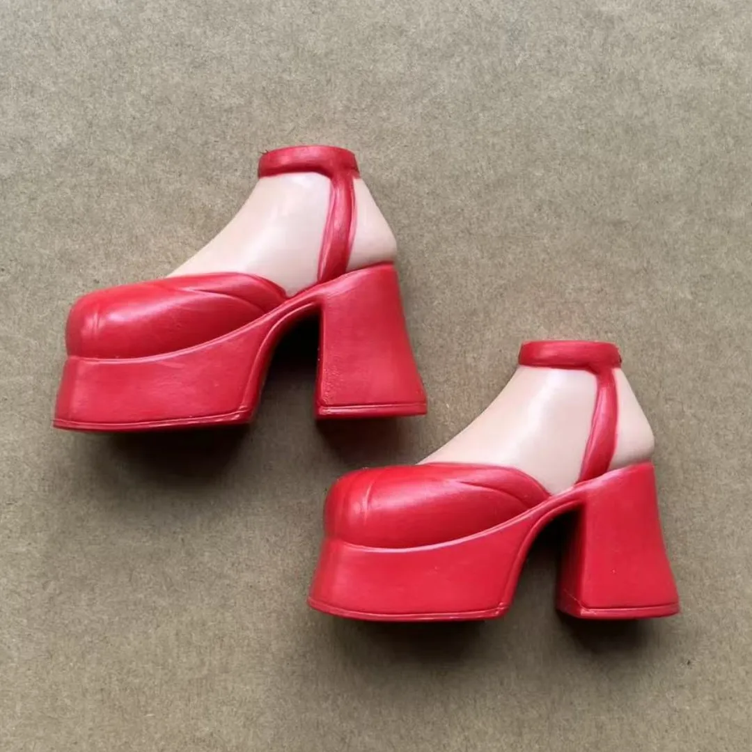 Klassische Tanzpuppe mit dicken High-Heel-Schuhen, Sneakers, bunte Puppenteile, neuartige Dekorationen, Mädchenspielzeug, Geschenk – Detail 2