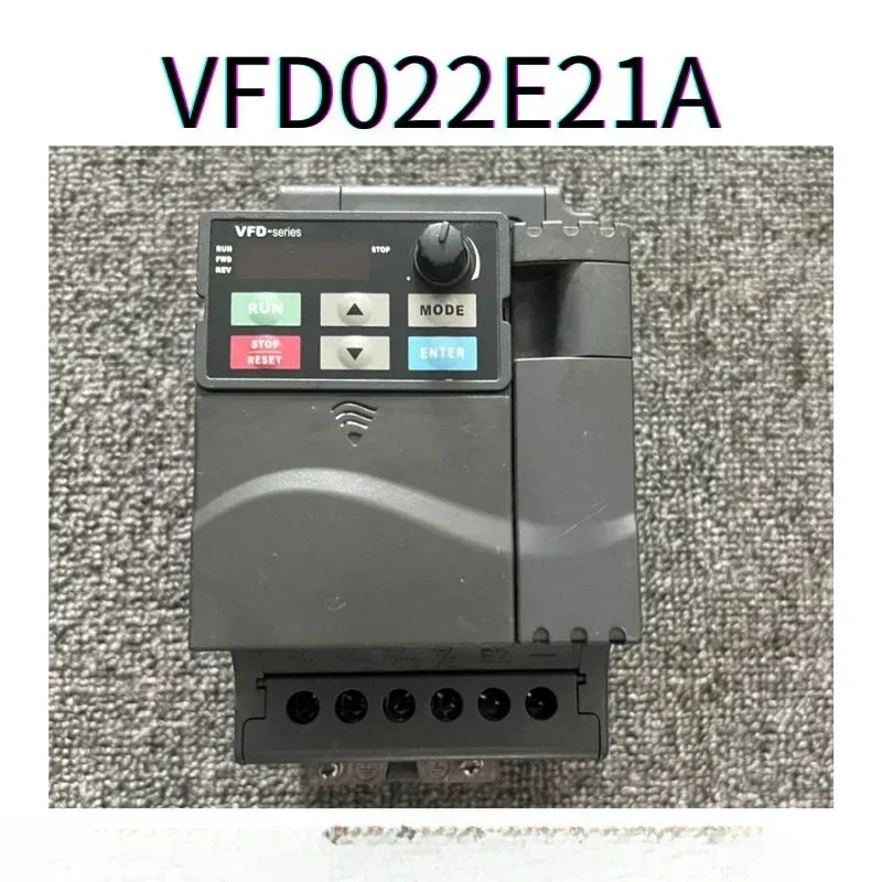 Gebrauchter Original VFD022E21A Wechselrichter einphasig 220V 2,2K ok getestet