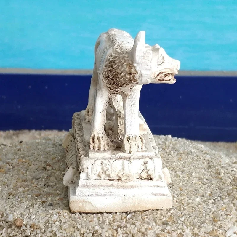 Wolf child female wolf female wolf baby rearing sand with Italian Roman female wolf statue psychological sand table