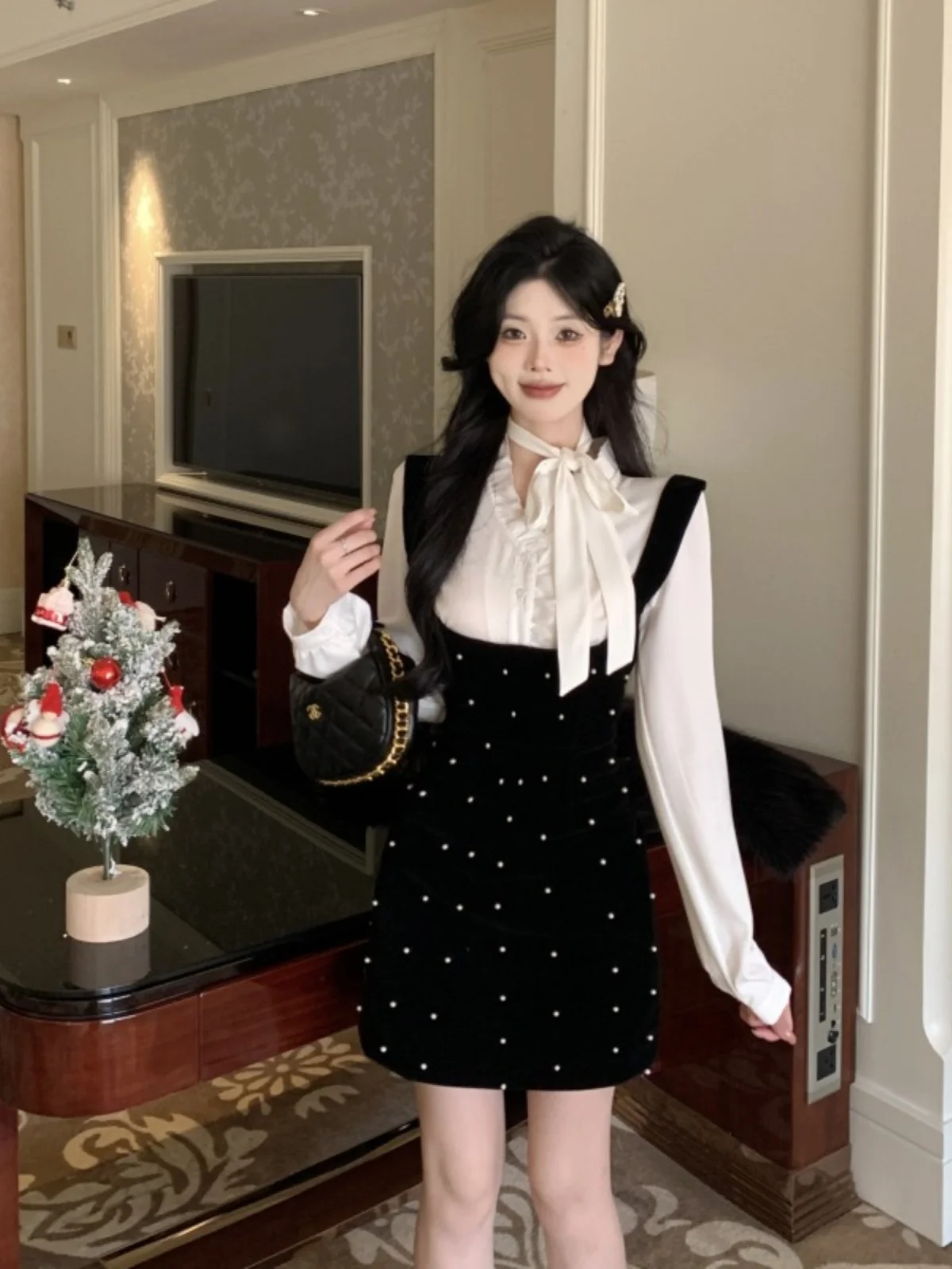 

Модный комплект для молодых женщин: белая приталенная юбка и топ из бархата с декоративными элементами на бретелях