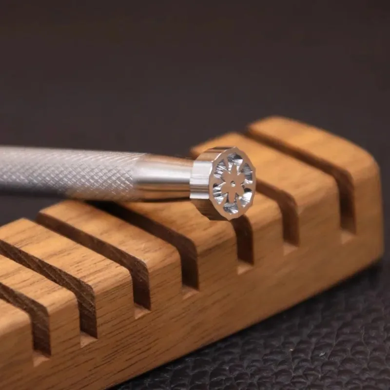 

Штамп E386 «Сакура Арабеск» с головкой 10 мм – японский инструмент из нержавеющей стали 304 для декорирования кожи растительного дубления