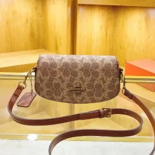 

Classic High-End Shopper Bag for Women Featuring Vintage Design Large Capacity and Stylish Leather Material