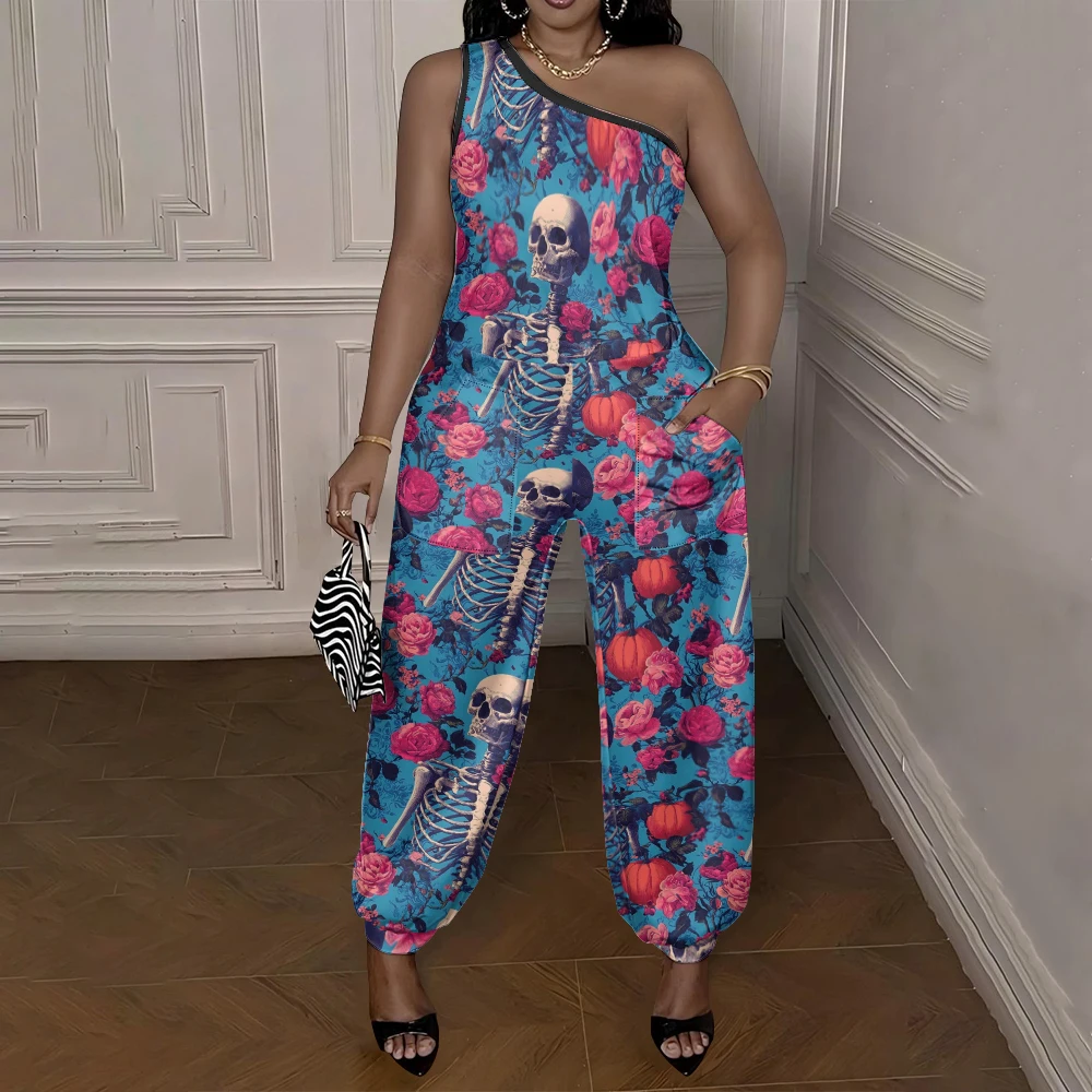 Mono con calavera rosa en blanco y negro, mono con hombros inclinados a la moda, elementos góticos oscuros, traje de una pieza