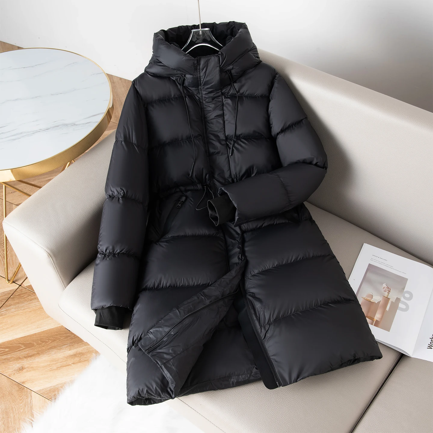 Schwarze Kapuzenjacke aus 90 % weißer Gänsedaunenjacke für Damen, modisch, hoher, flauschiger Kordelzug, langer Overknee-Gänsedaunenmantel, 2026 Winterneu