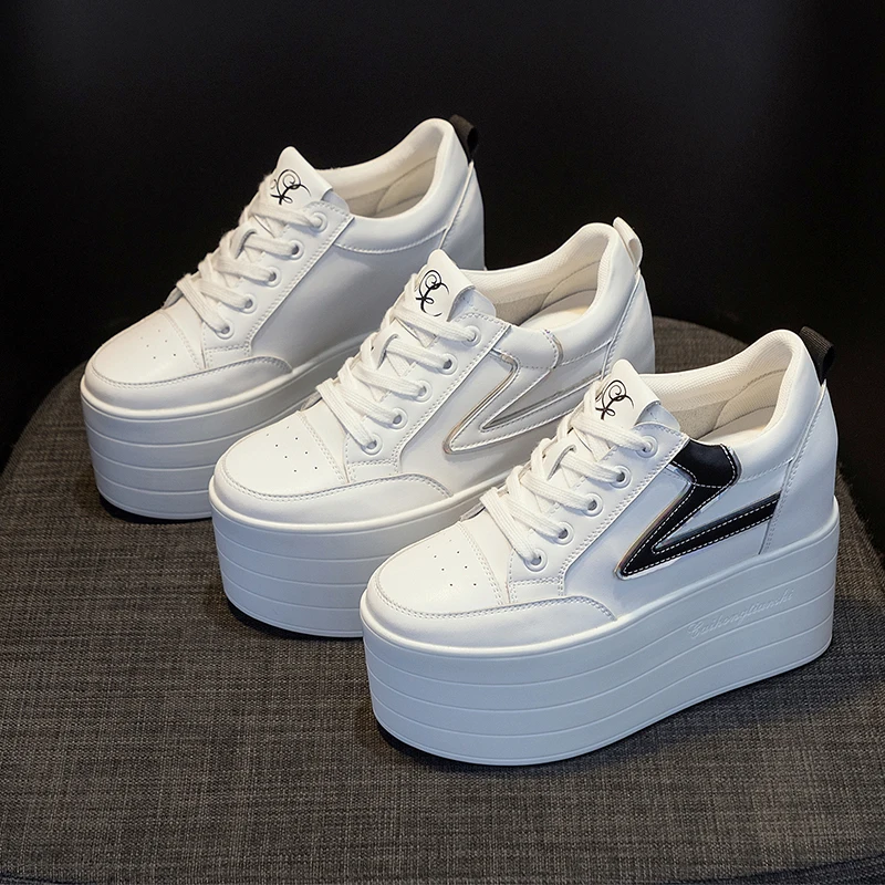 Scarpe sportive da donna con fondo spesso con tacco nascosto in vera pelle Sneaker di design di lusso bianco scarpe Casual eleganti ed eleganti da