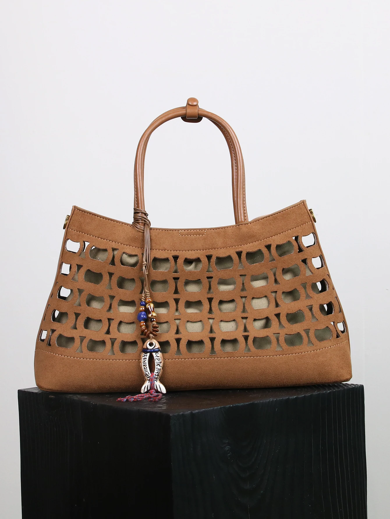 

Fall/winter 2025 new handbag fashion retro hollow handbag trend fashion shoulder bag (with pendant) niche design suede Joker cas