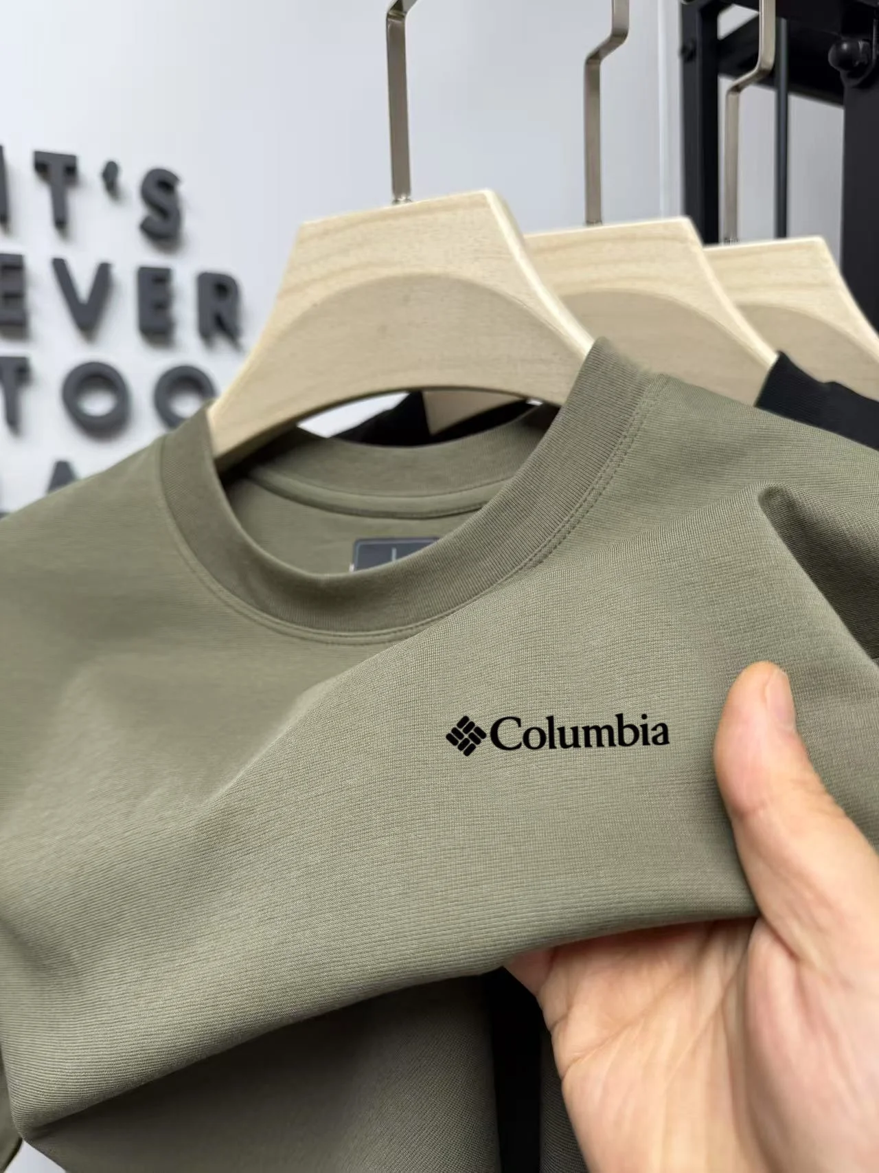 Summer solid color men's simple and luxurious embroidered round neck short sleeve T-shirt top comfort breath for daily commuting image 4